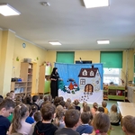 Aktorka wprowadza dzieci w temat baśni