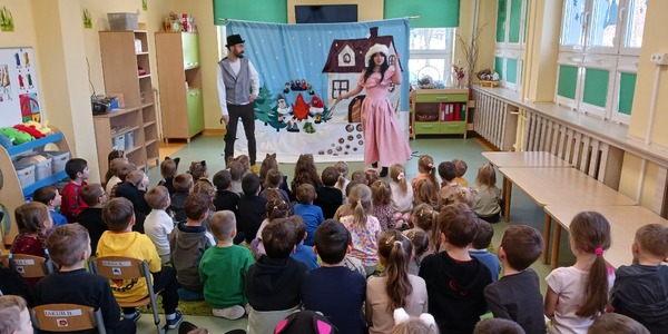 Dzieci z grupy 7_8_9_10 oglądają scenę z przedstawienia.jpg