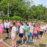 Dzieci z grupy 8_9_10 czekają na starcie