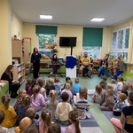 Dzieci słuchają prowadzącej koncert