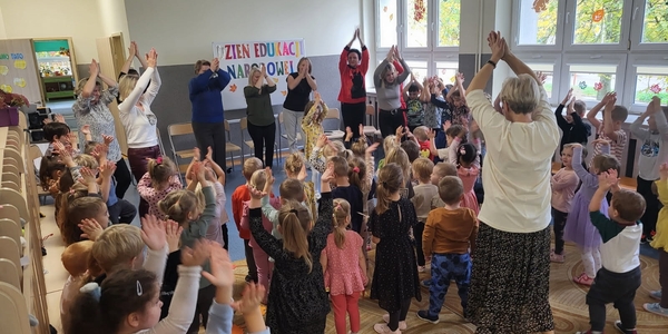 Taniec w wykonaniu pań i dzieci_.jpg