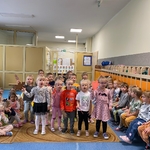 Piosenkę w języku angielskim  wykonują dzieci z grupy