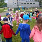 Zabawa w kole - przekładanie obręczy bez odrywania rąk