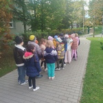 dzieci spacerują