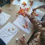 dzieci wykonują pracę plastyczną