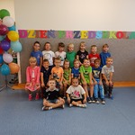 Dzieci pozują do zdjęcia