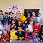 Dzieci pozują w balowych przebraniach