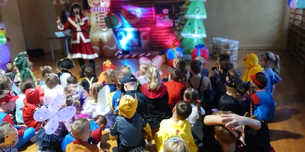Dzieci siedzą i słuchają instrukcji Śnieżynki.jpg