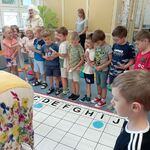 dzieci stoją przed planszą do kodowania
