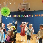 DZIECI TAŃCZĄ NA BALU