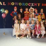 DZIECI POZUJĄ DO GRUPOWEGO ZDJĘCIA