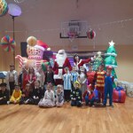 DZIECI POZUJĄ DO ZDJĘCIA Z MIKOŁAJEM